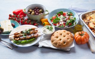 Photos d'un assemblage de plats typiques de la Grèce: Mezze, Salade grecque, brochettes et Tzatziki